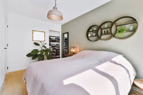 Светлая спальня в современной квартире — стоковое фото