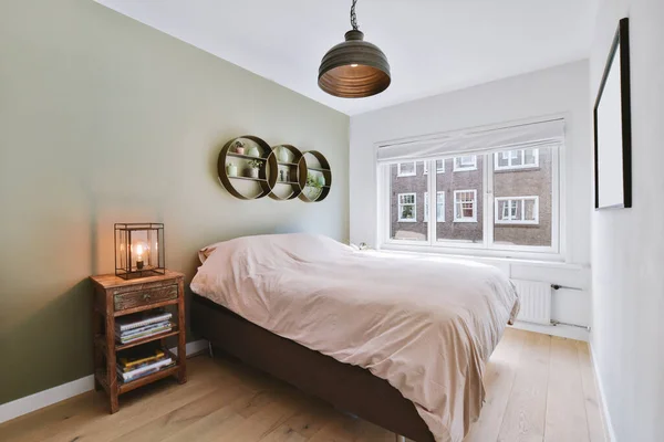 Спальня со стильным декором и кроватью — стоковое фото