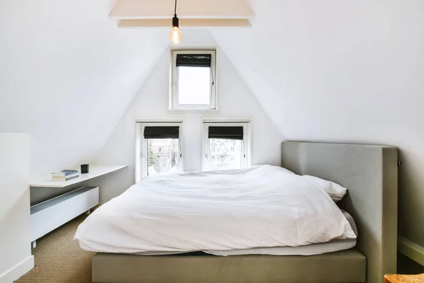 Luz ático dormitorio interior con cama — Foto de Stock