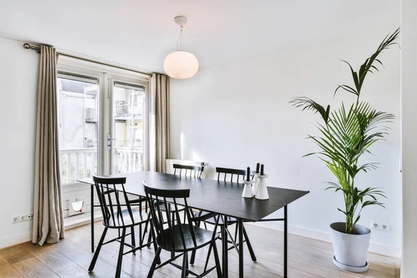 Интерьер столовой в современной квартире — стоковое фото