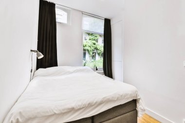 Minimalist tarzda beyaz duvarlı yatak odası