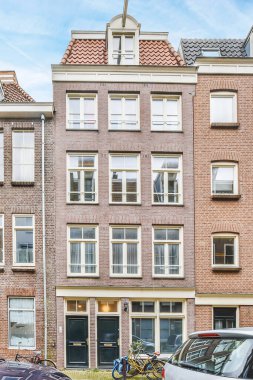 Şehirdeki klasik tuğlalı bina cephesi