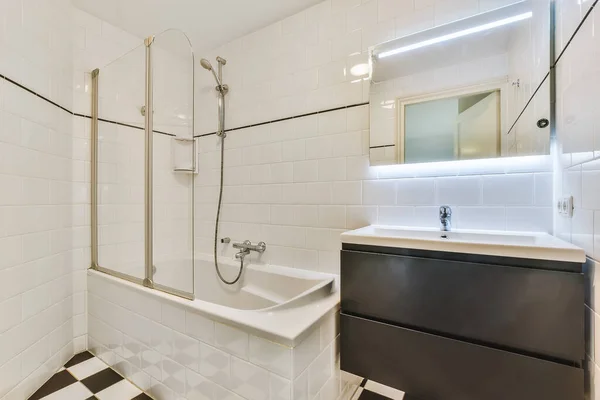 Interior de baño pequeño con bañera — Foto de Stock