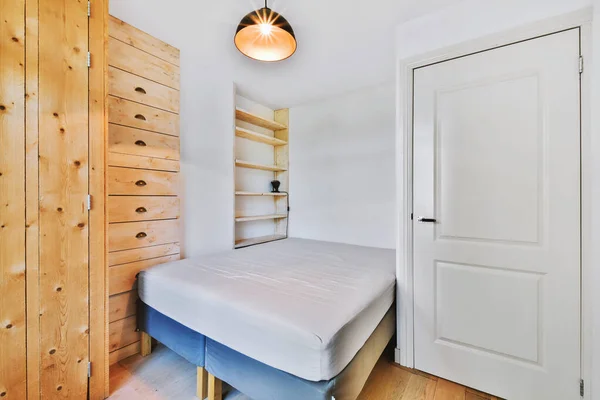 Malá ložnice s dřevěným nábytkem — Stock fotografie