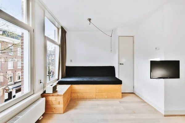 Minimalistický interiér obývacího pokoje s dřevěným nábytkem — Stock fotografie