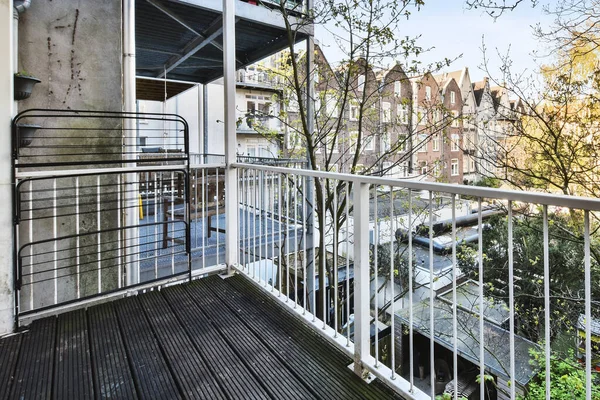 Balkon obytného domu v městské čtvrti — Stock fotografie