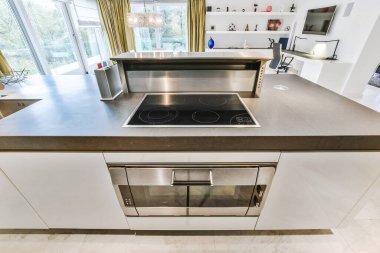 Tezgahta pahalı mutfak aletleri var.