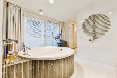 Lüks içerisi olan açık banyo.