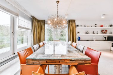 Geniş oturma odasında uzun bir yemek masası.