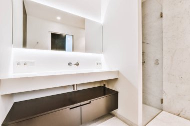Duş ve lavabolu modern banyo.