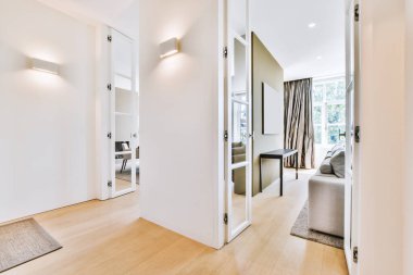 Geniş odalı, modern bir daire.