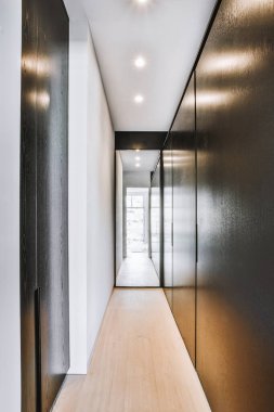 Modern dairede uzun koridor