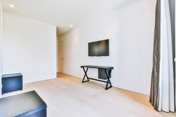 Quarto espaçoso em apartamento moderno — Fotografia de Stock