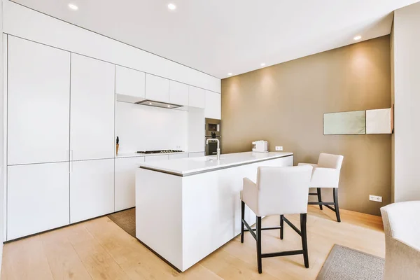 Beyaz mobilyalı modern mutfağın içi. — Stok fotoğraf