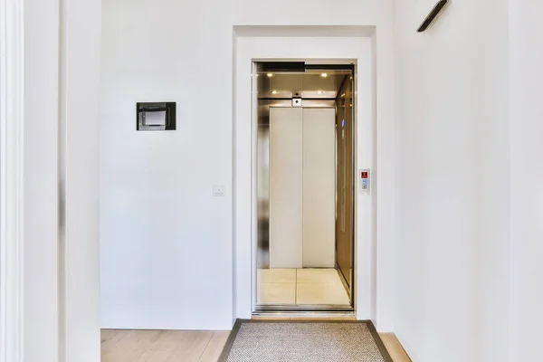Лифт в современном жилом доме — стоковое фото