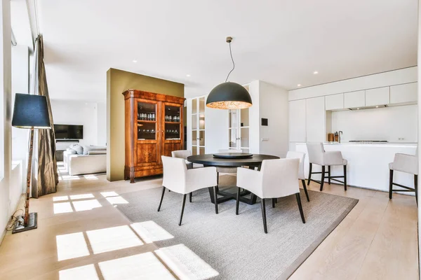 Comedor con muebles blancos en apartamento moderno —  Fotos de Stock