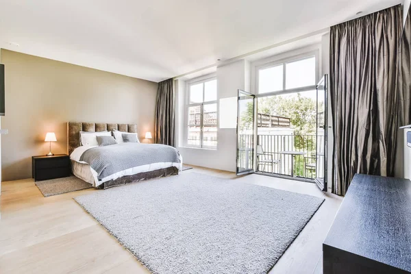 Ruime slaapkamer in modern appartement — Stockfoto