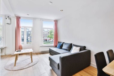 Geniş dairede modern oturma odası