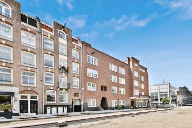 Mavi gökyüzünün altındaki modern apartman