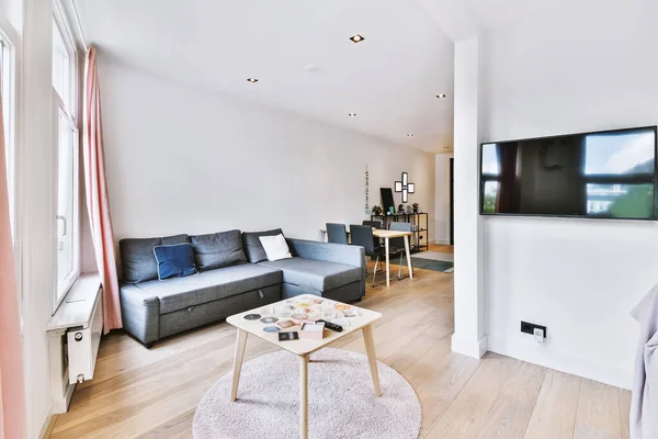 Sala de estar elegante em apartamento moderno — Fotografia de Stock