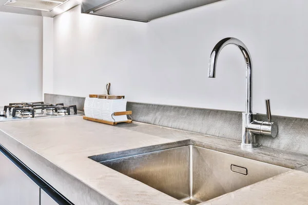 Nowoczesna umywalka pod ladą w kuchni — Zdjęcie stockowe