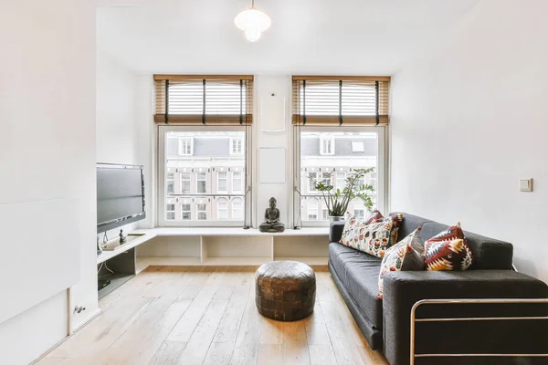 Snyggt vardagsrum med bekväma möbler — Stockfoto