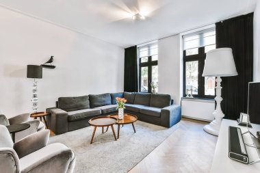 Oturma odasında rahat mobilyalar.