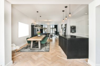 Kemerin arkasındaki modern yemek odası.