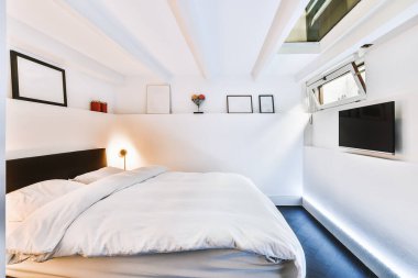 Küçük pencereli modern yatak odası