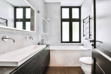 Evinde penceresi olan modern banyo.