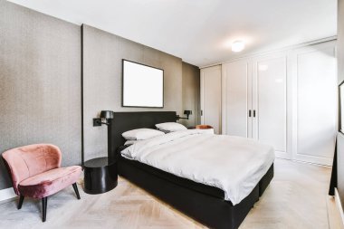 Yatak odasındaki dolabın yanında.