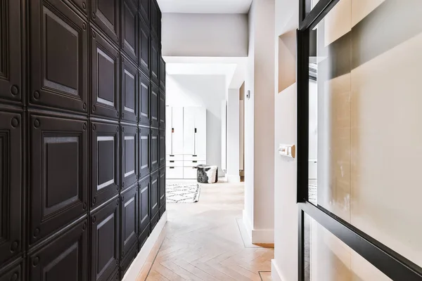 Современный коридор в светлой квартире — стоковое фото