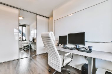 Evdeki modern işyerinin içi