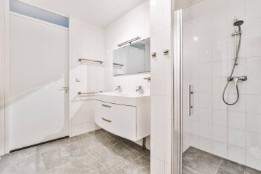 Işıl ışıl modern banyo.