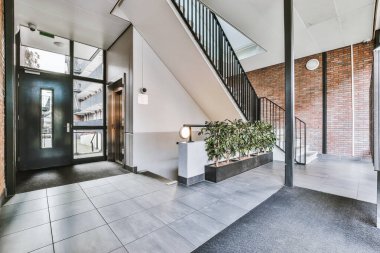 Modern apartman koridoru.