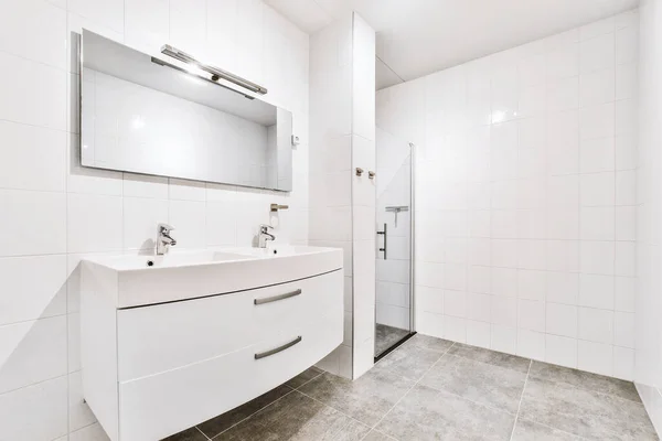 Badkamer met witte betegelde muren — Stockfoto