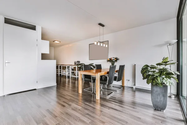 Ruime eetkamer in hedendaags appartement — Stockfoto