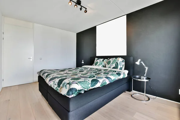 Modernt sovrum med säng och retrofoto — Stockfoto