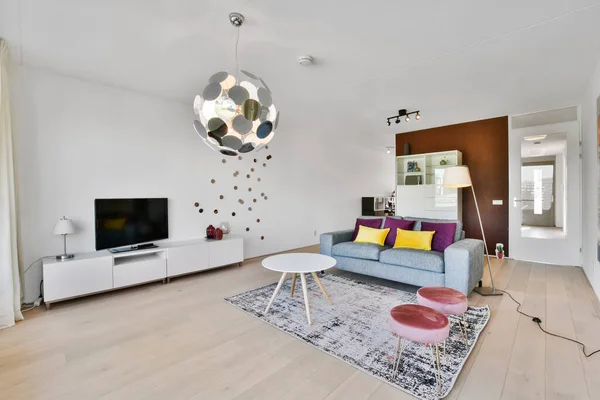 Obývací pokoj se stylovým nábytkem a lampou — Stock fotografie