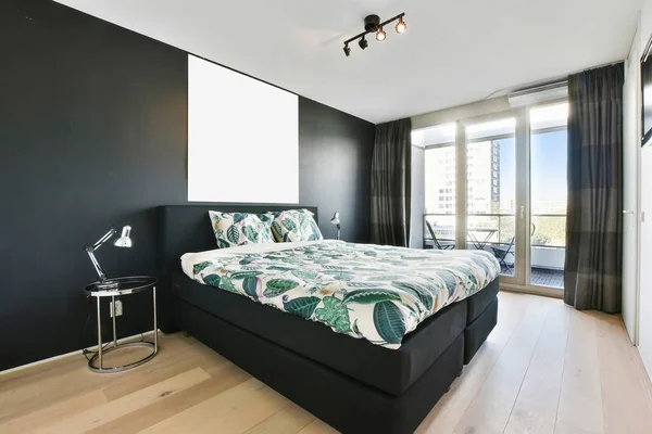 Modernt sovrum med säng och retrofoto — Stockfoto
