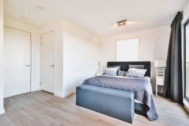 Panoramik pencereli geniş modern yatak odası