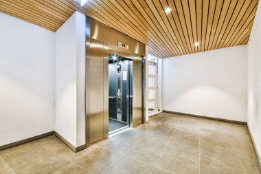 Apartman binasında modern asansör