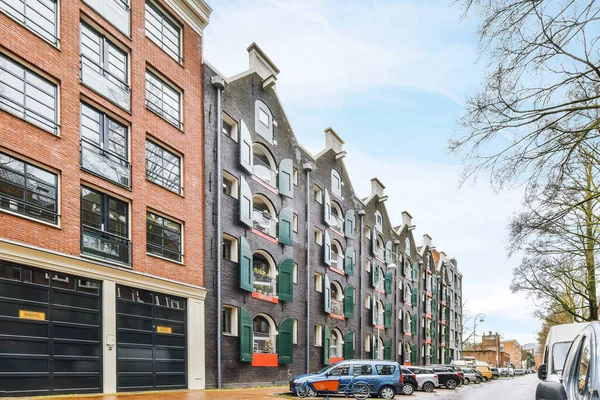 Edifícios residenciais de baixo crescimento no bairro central — Fotografia de Stock