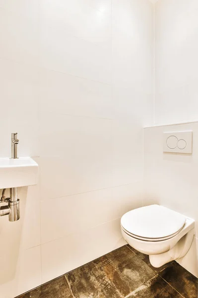 Modern tuvalette tuvalet ve lavabo. — Stok fotoğraf