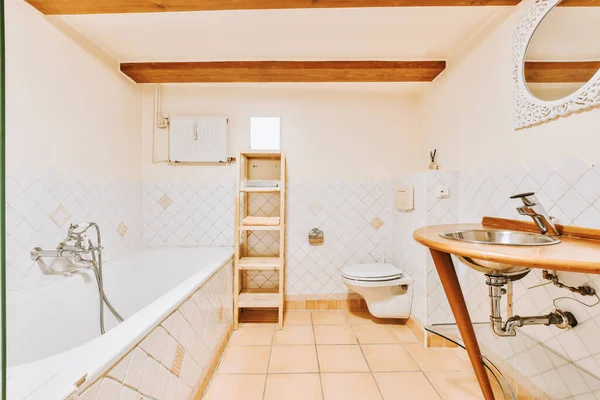 Baño ligero con estante de madera y mesa de fregadero — Foto de Stock