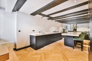 Tavan kirişli geniş mutfak planını aç