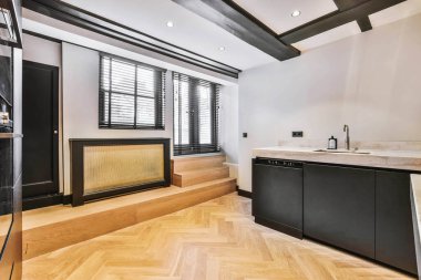 Tavan kirişli geniş mutfak planını aç