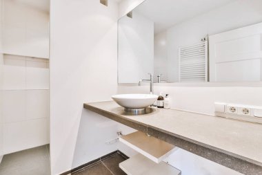 Evdeki modern banyoda lavabo.