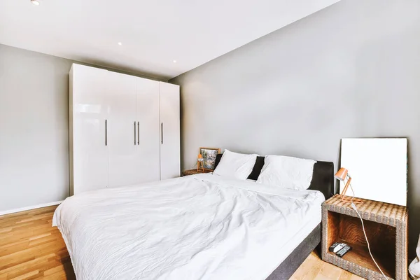 Helles Schlafzimmer in zeitgenössischer Wohnung — Stockfoto