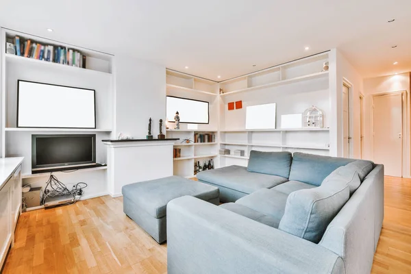 Wohnzimmer mit Bücherregalen und Sofa — Stockfoto
